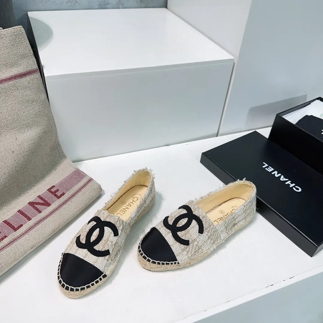 👟👟Ex-factory price 400👟👟 🌹🌹Top version🌹🌹 🌈🌈CHANEL🌟🌟Chanel's new hemp rope sole fisherman's shoes. 🔥🔥The upper is made of imported printed cloth, the inner pad is silk sheepskin, super soft sheep feet, and the original rubber-injected translucent rubber original color espadrille sole. 🐎Size: 35-40 (34, 41, 42 can be customized, non-refundable)